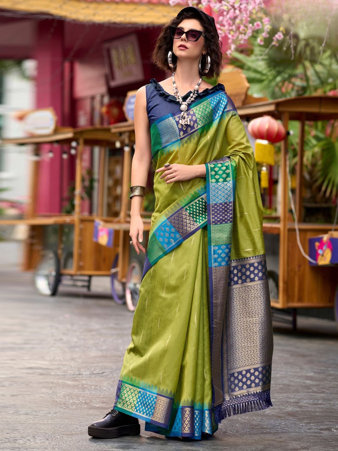 

DEVATITHI Floral Zari Silk Blend Banarasi Saree, Green