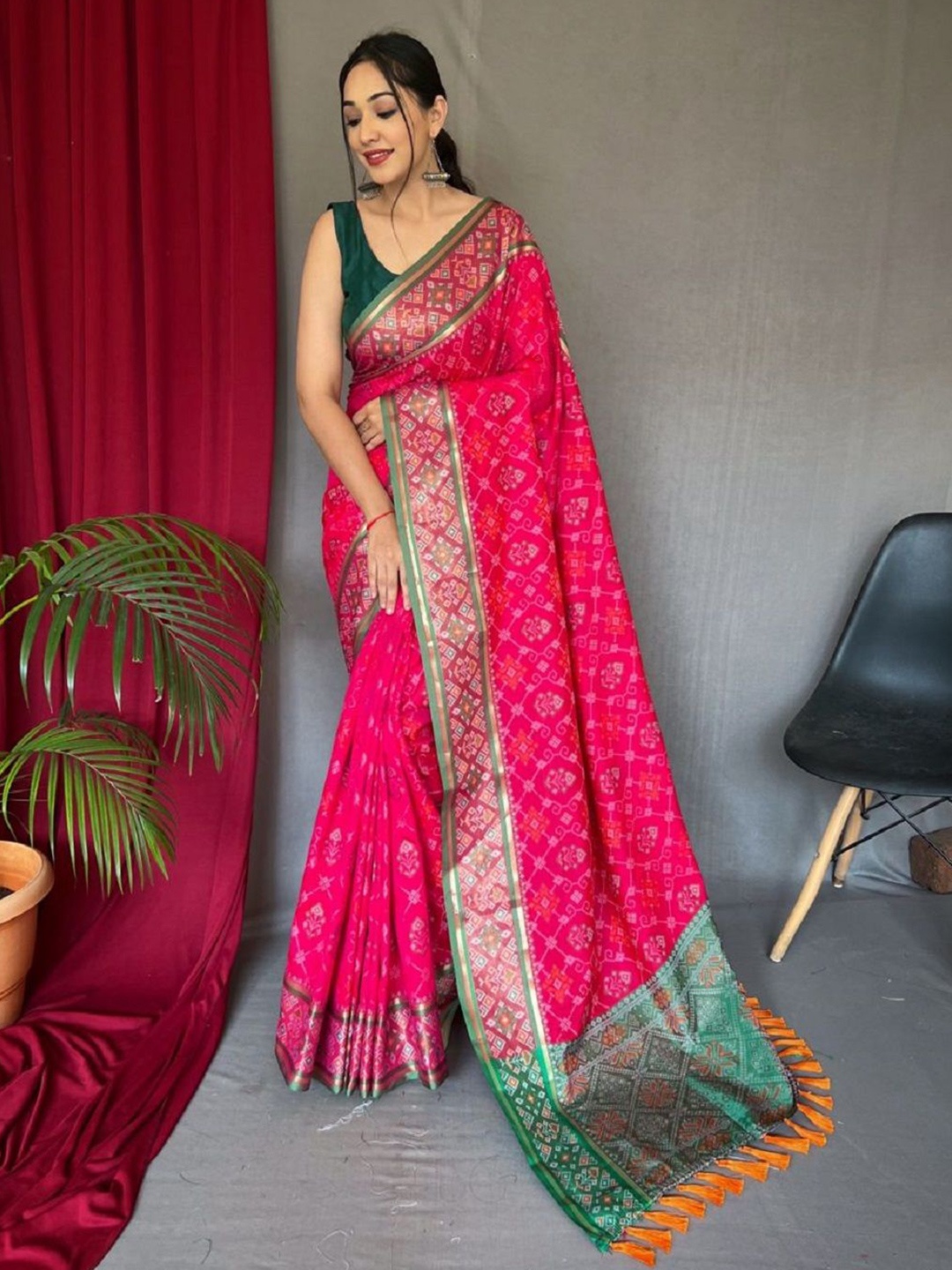 

SHOBHA SAREES Woven Design Zari Pure Silk Patola Saree, Pink