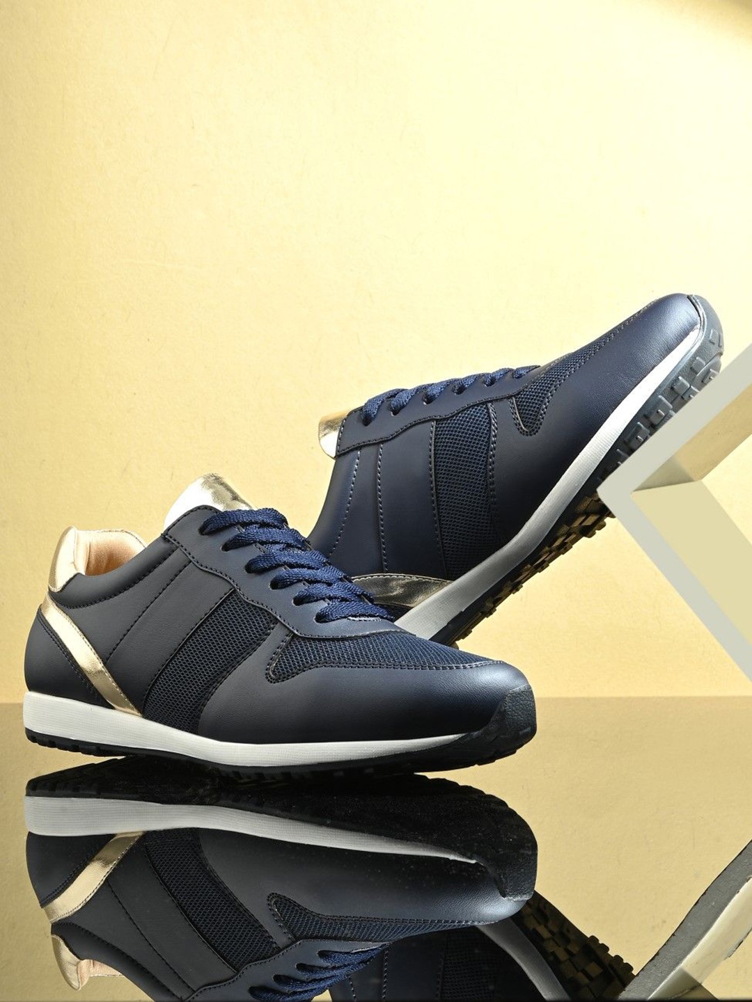 

DressBerry Women Colourblocked Lace - Ups Sneakers, Navy blue