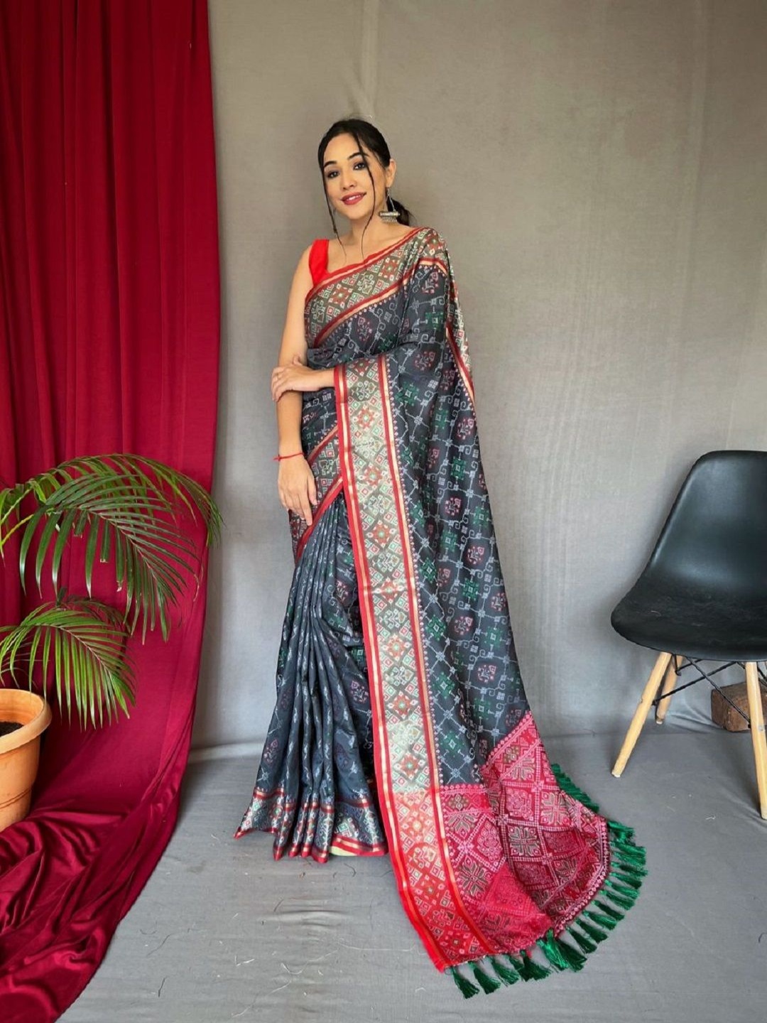 

LEOSAGI Woven Design Zari Pure Silk Patola Saree, Grey