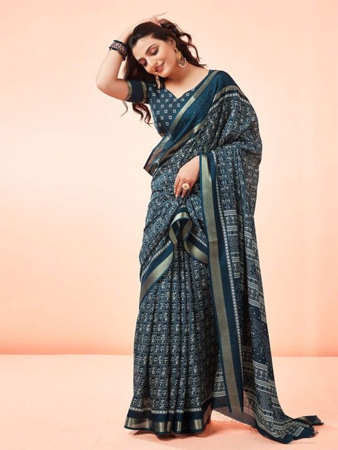 

VRAGI Warli Sequinned Silk Blend Saree, Blue