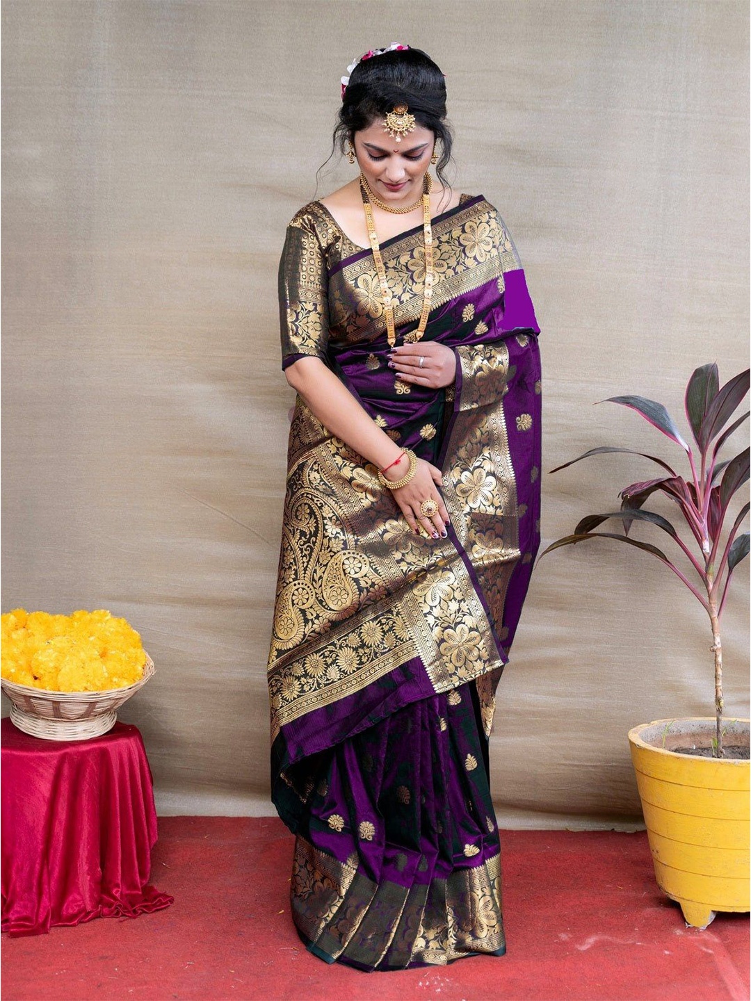 

LEOSAGI Woven Design Silk Blend Banarasi Saree, Magenta