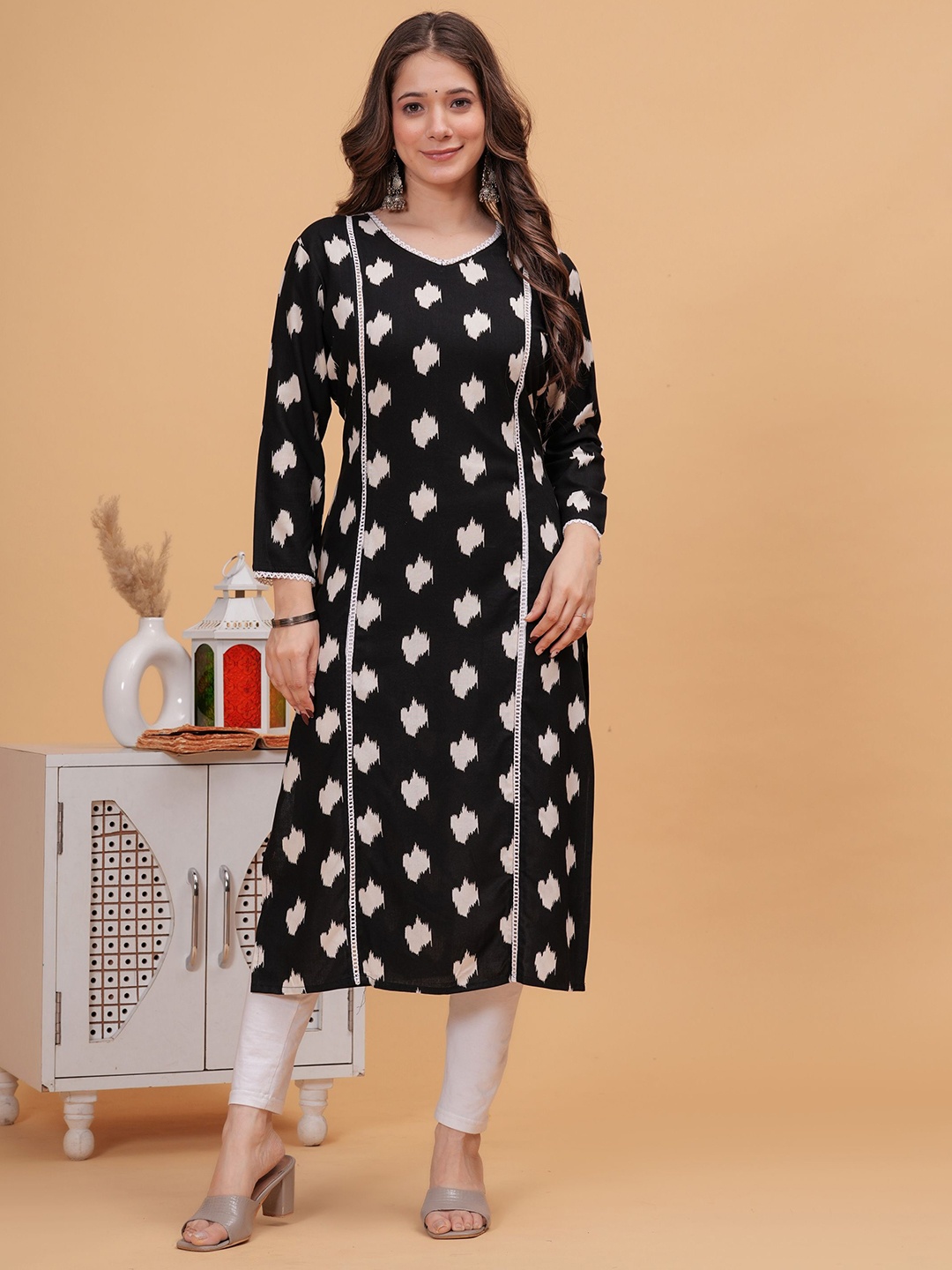 

DRESSAR Abstract Printed V-Neck Straight Kurta, Black