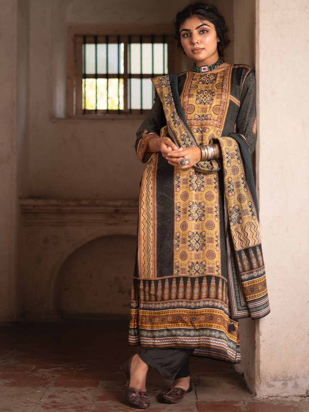 

EARTH O FAB Ethnic Motifs Printed Regular Pure Silk Straight Kurta with Palazzos & Dupatta, Green