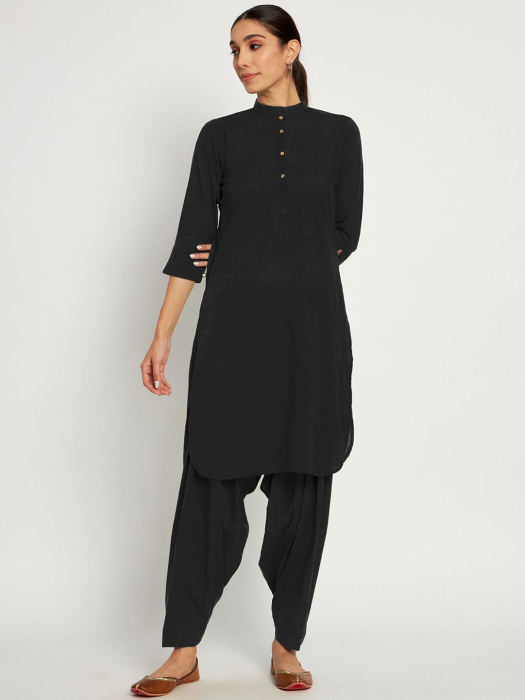 

Thevasa Three-Quarter Sleeves Straight Kurta, Black