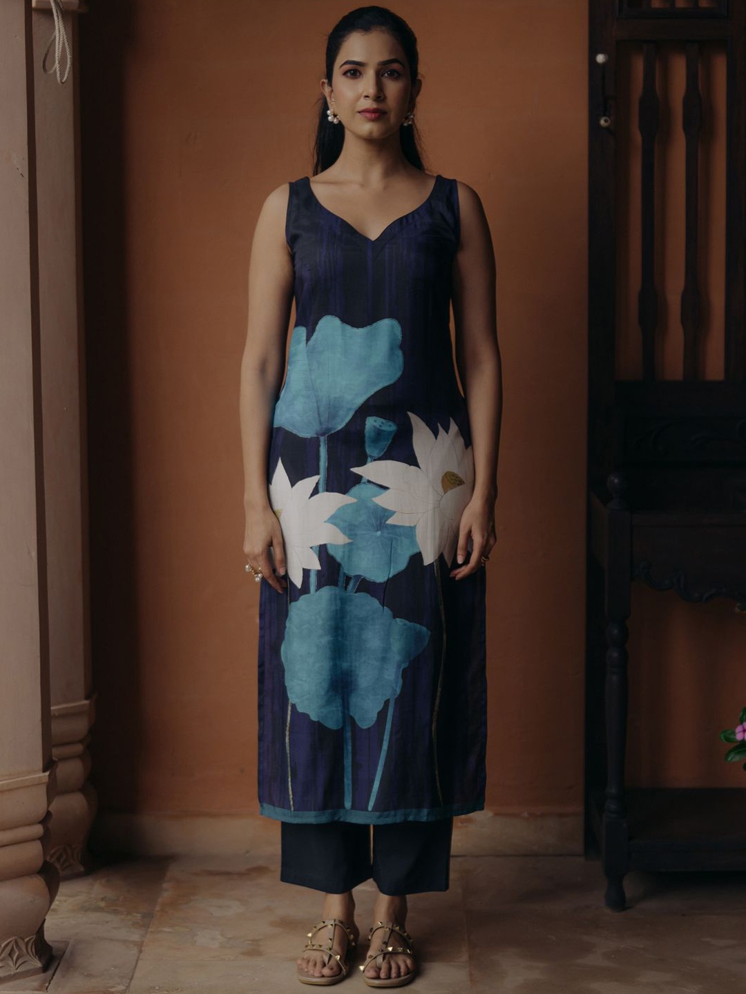 

anayna Floral Printed Sweetheart Neck Straight Kurta With Trousers, Navy blue
