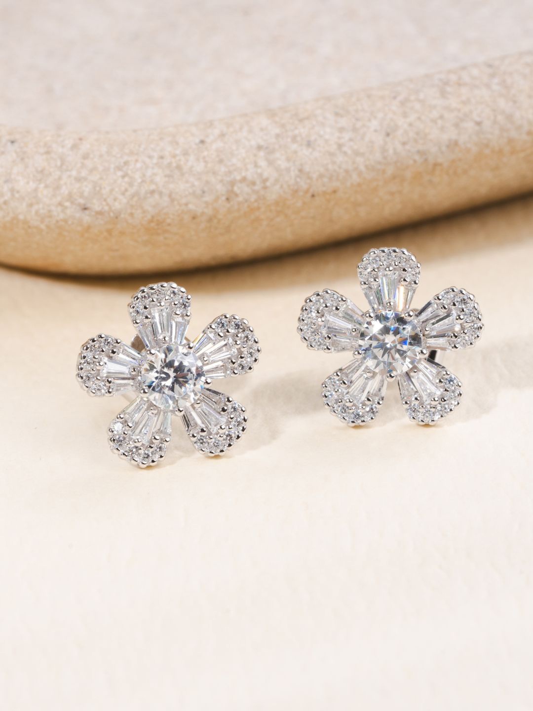 

GLYTERS Rhodium-Plated Zircon Contemporary Studs Earrings, Silver