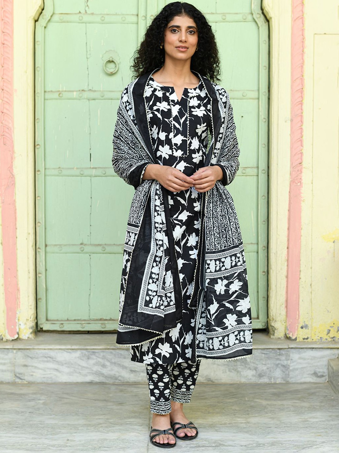 

Rangeelo Floral Printed Gotta Patti Pure Cotton Straight Kurta With Trousers & Dupatta, Black