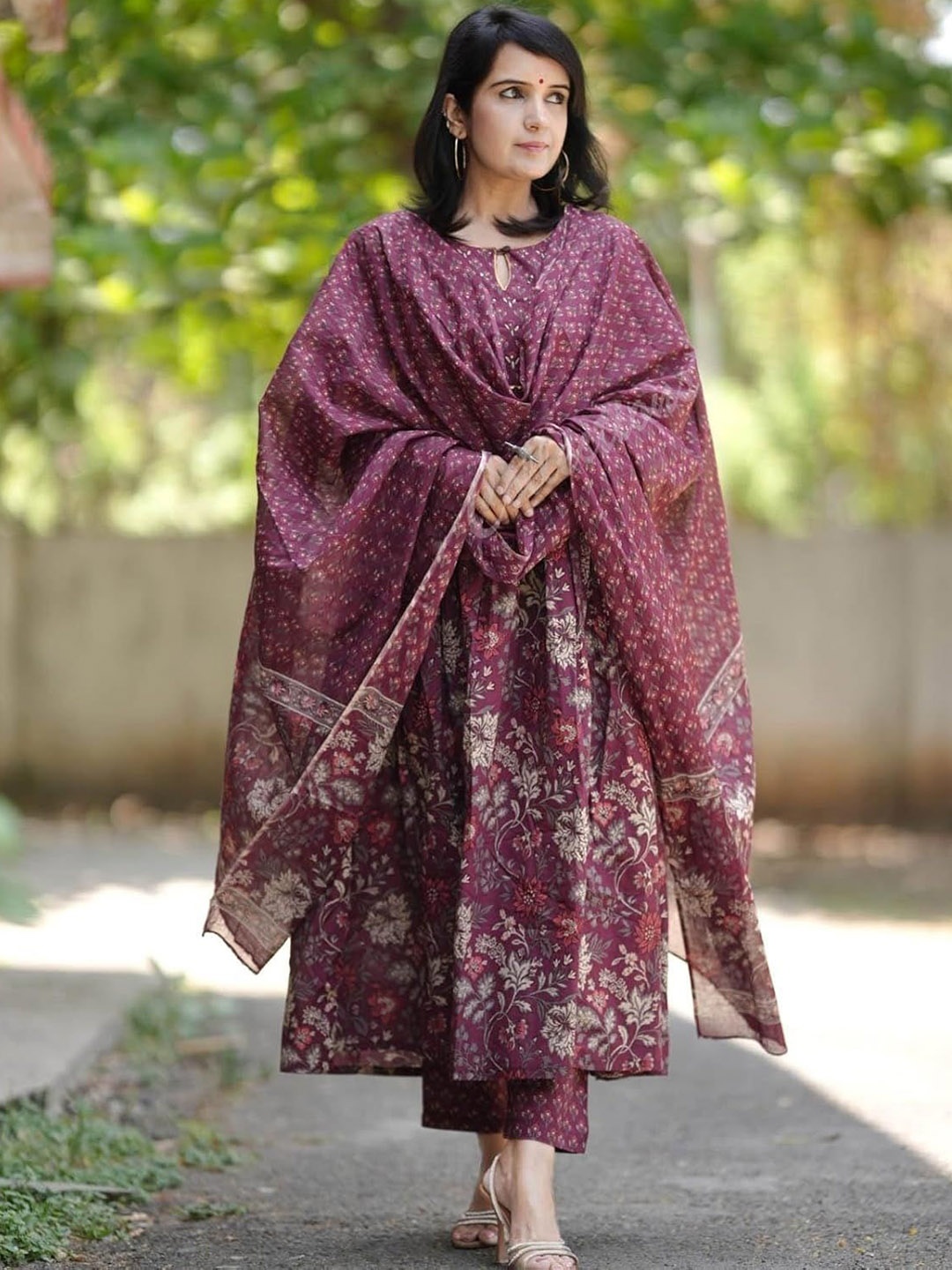 

GEKHA Floral Printed Keyhole Neck Gotta Patti Kurta With Trousers & Dupatta, Maroon