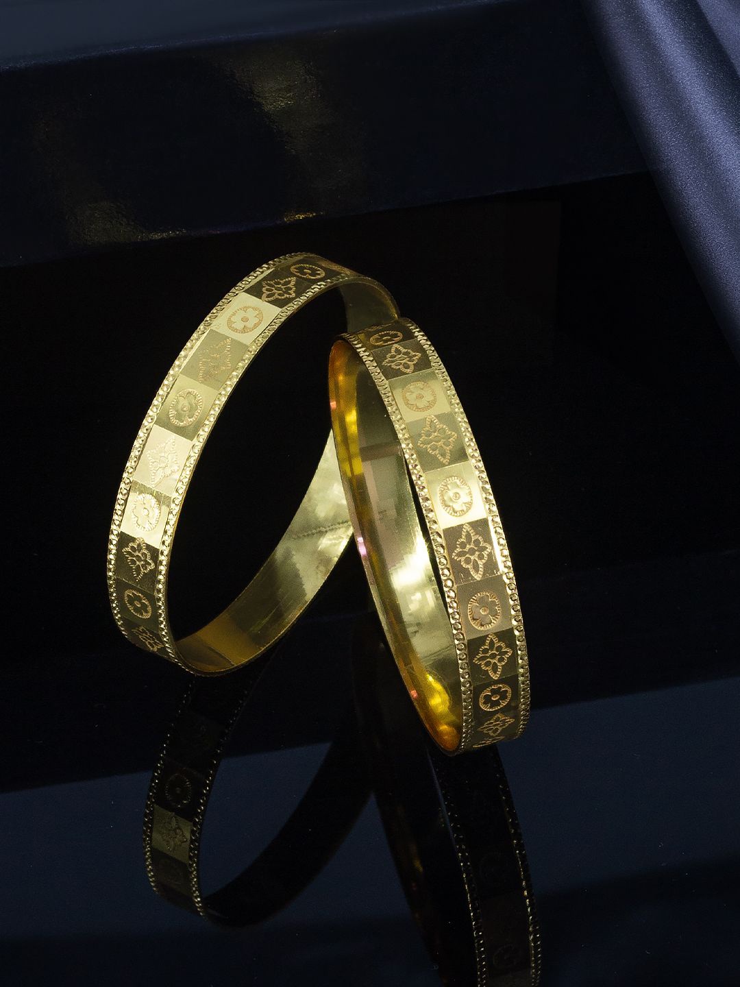 

PRIVIU Set Of 2 Gold-Plated Floral Textured Bangles
