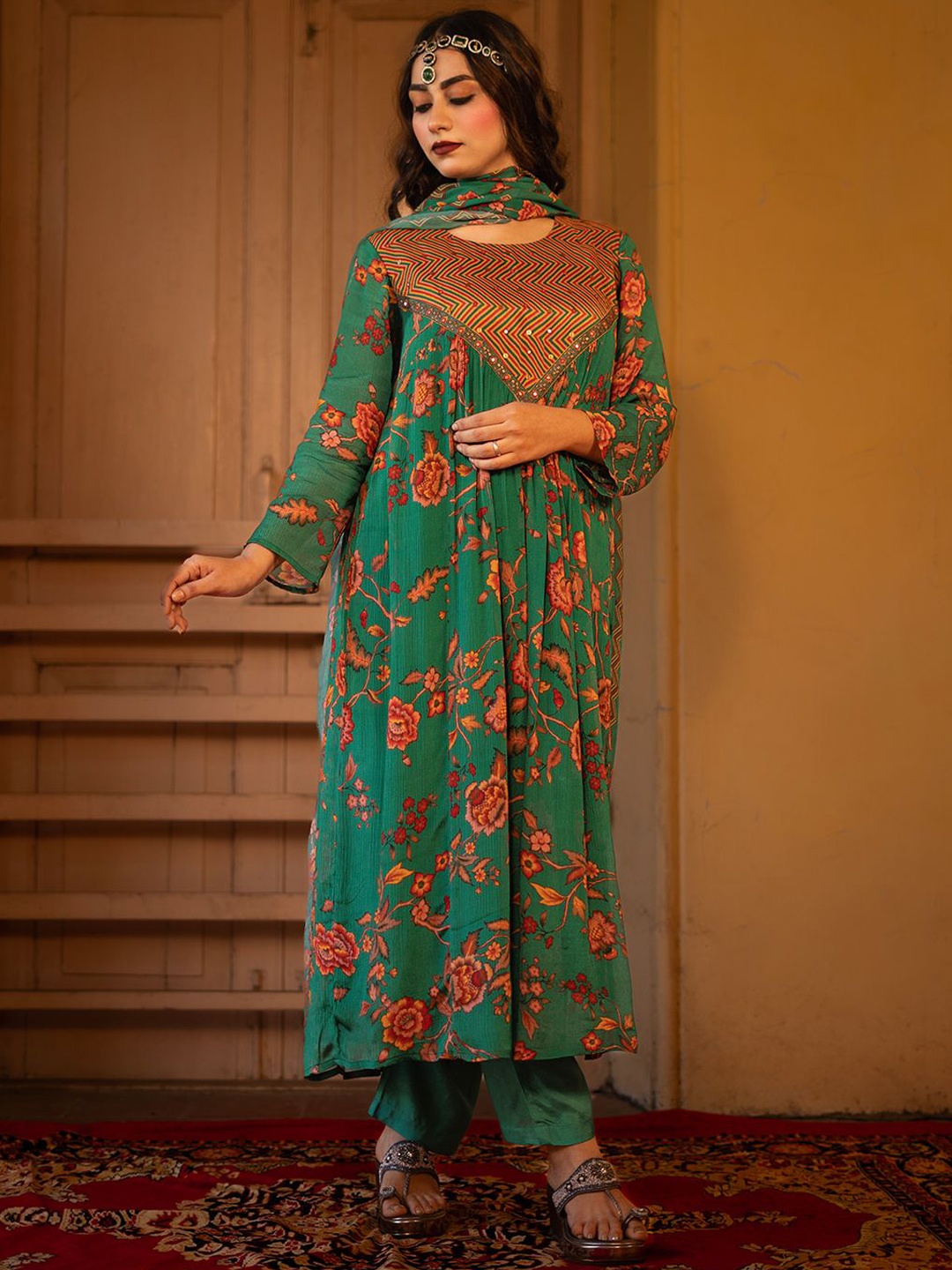

EARTH O FAB Floral Printed Mirror Work Anarkali Kurta With Trousers & Dupatta, Green