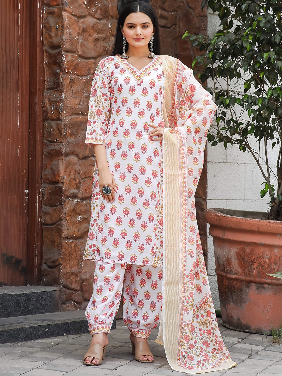 

Rujave Floral Printed V-Neck Straight Kurta With Trousers & Dupatta, Pink