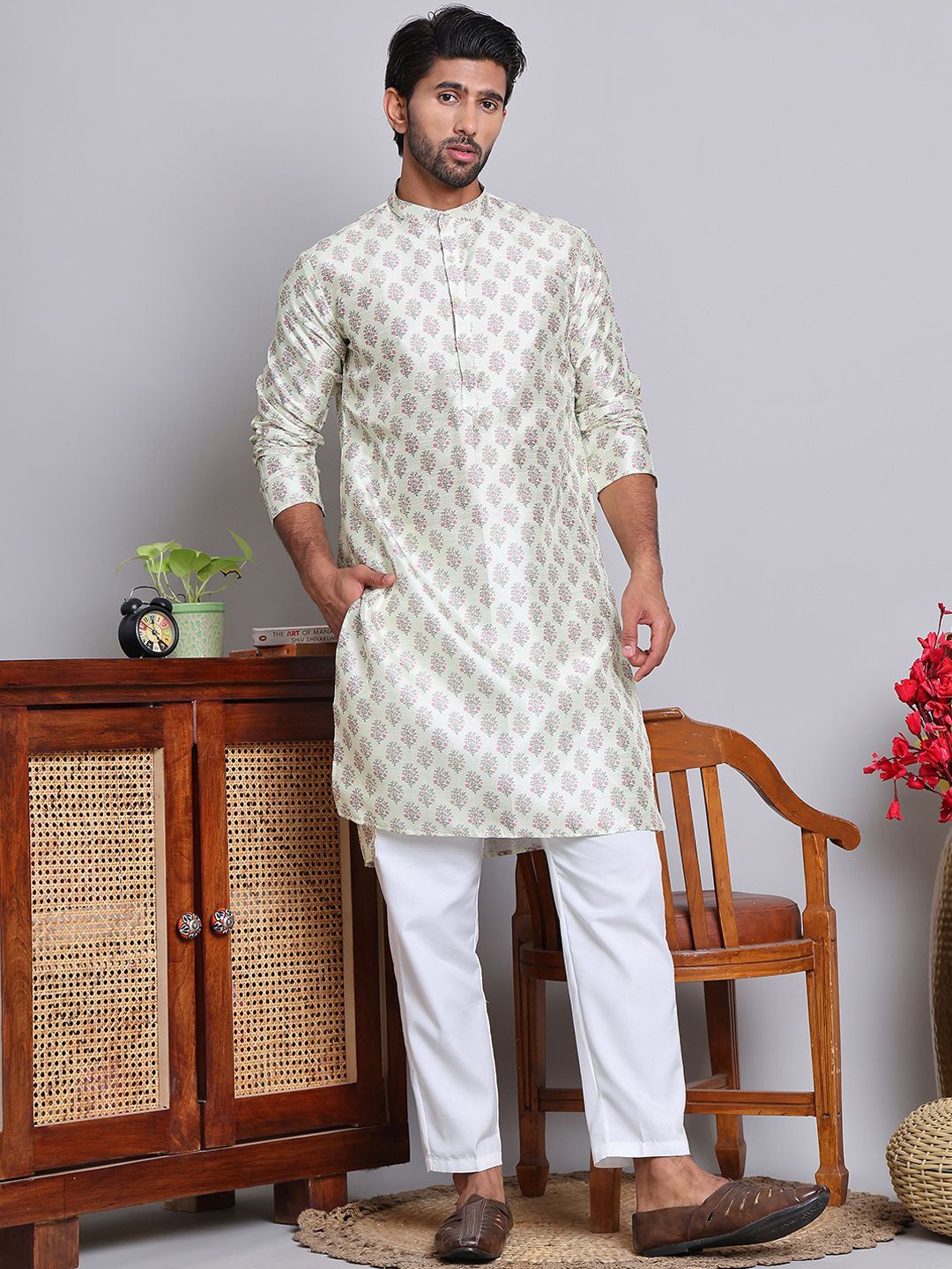 

Jompers Floral Printed Mandarin Collar Silk Cotton Straight Kurta with Pyjamas, Green