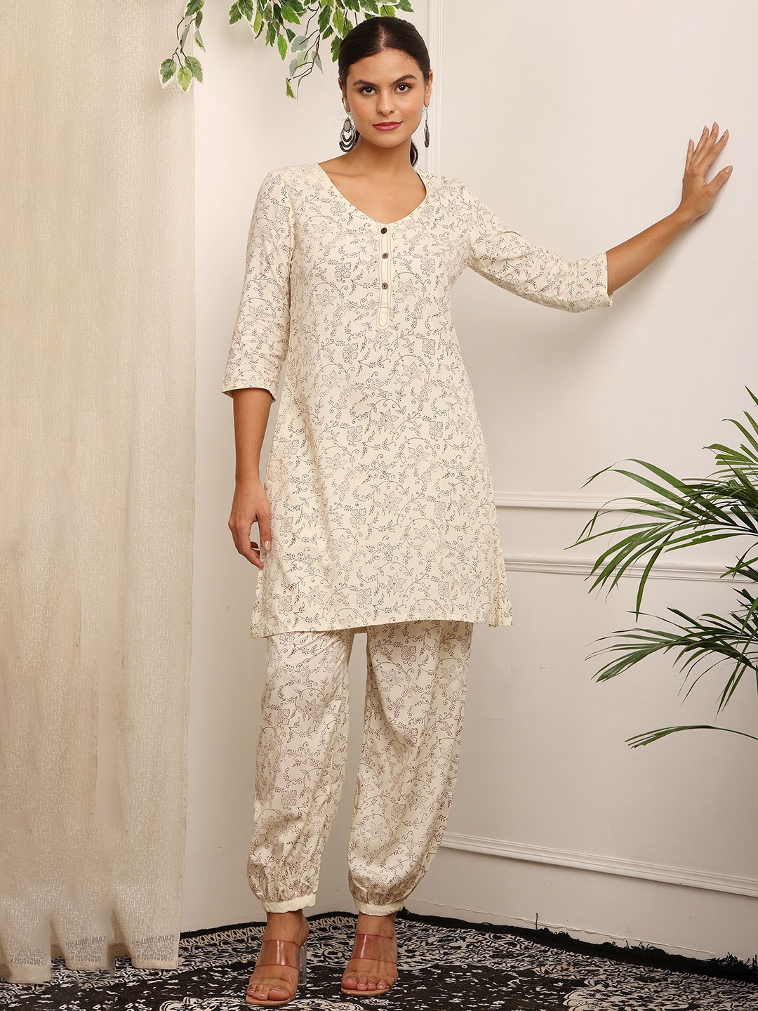 

Bhuja Women Floral Printed Regular Kurta with Trousers, Cream