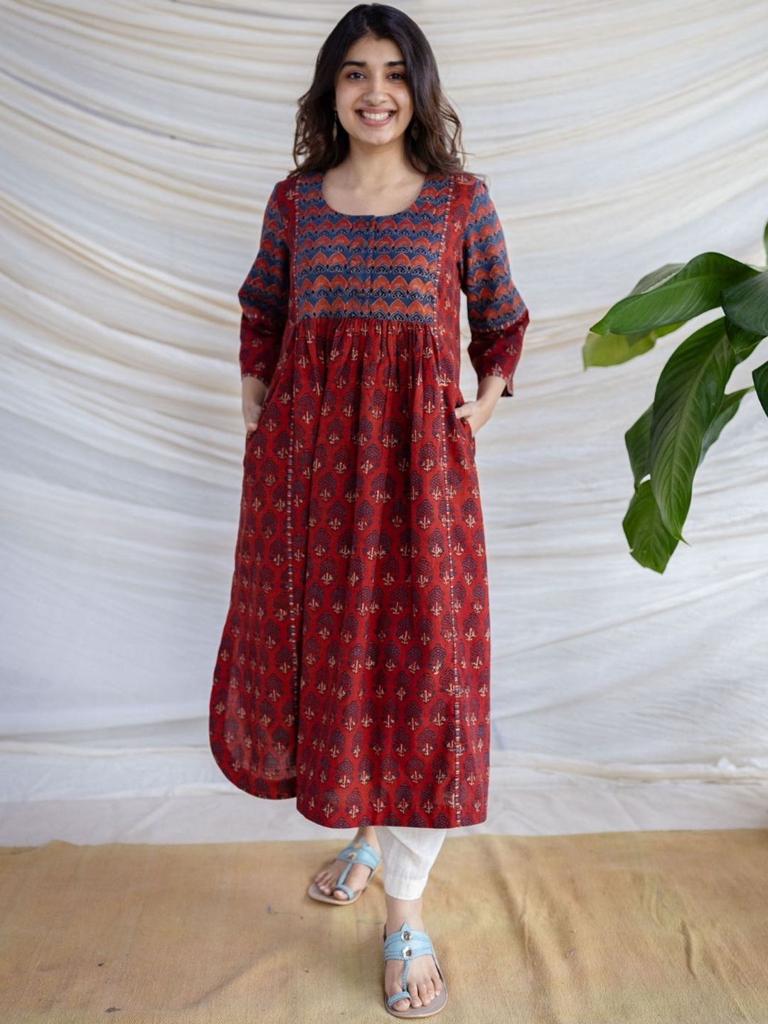 

THE INDIAN ETHNIC CO Floral Printed Round Neck Pure Cotton A-Line Kurta, Maroon