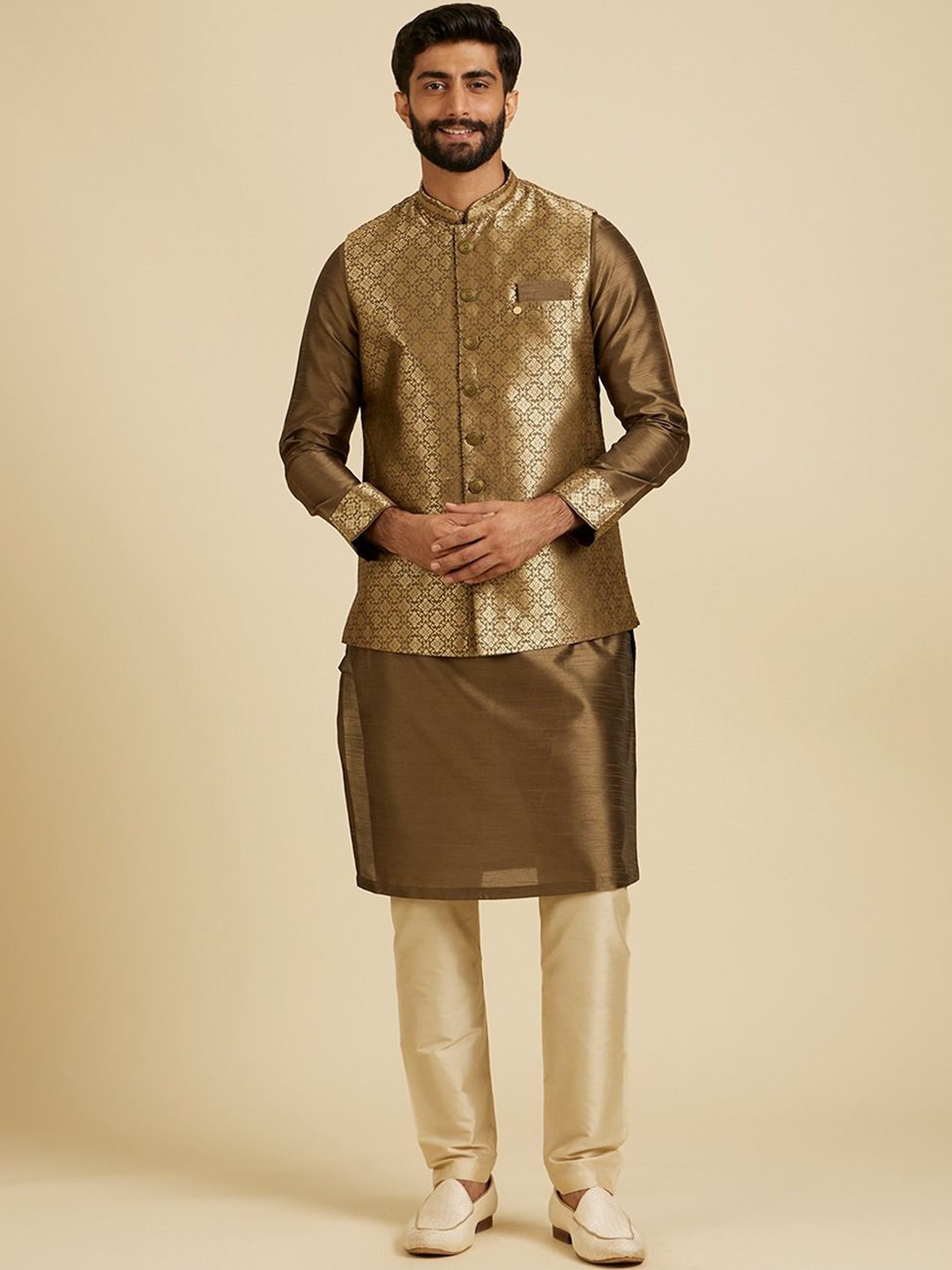 

Manyavar Mandarin Collar Straight Kurta With Pyjamas & Jacket, Green
