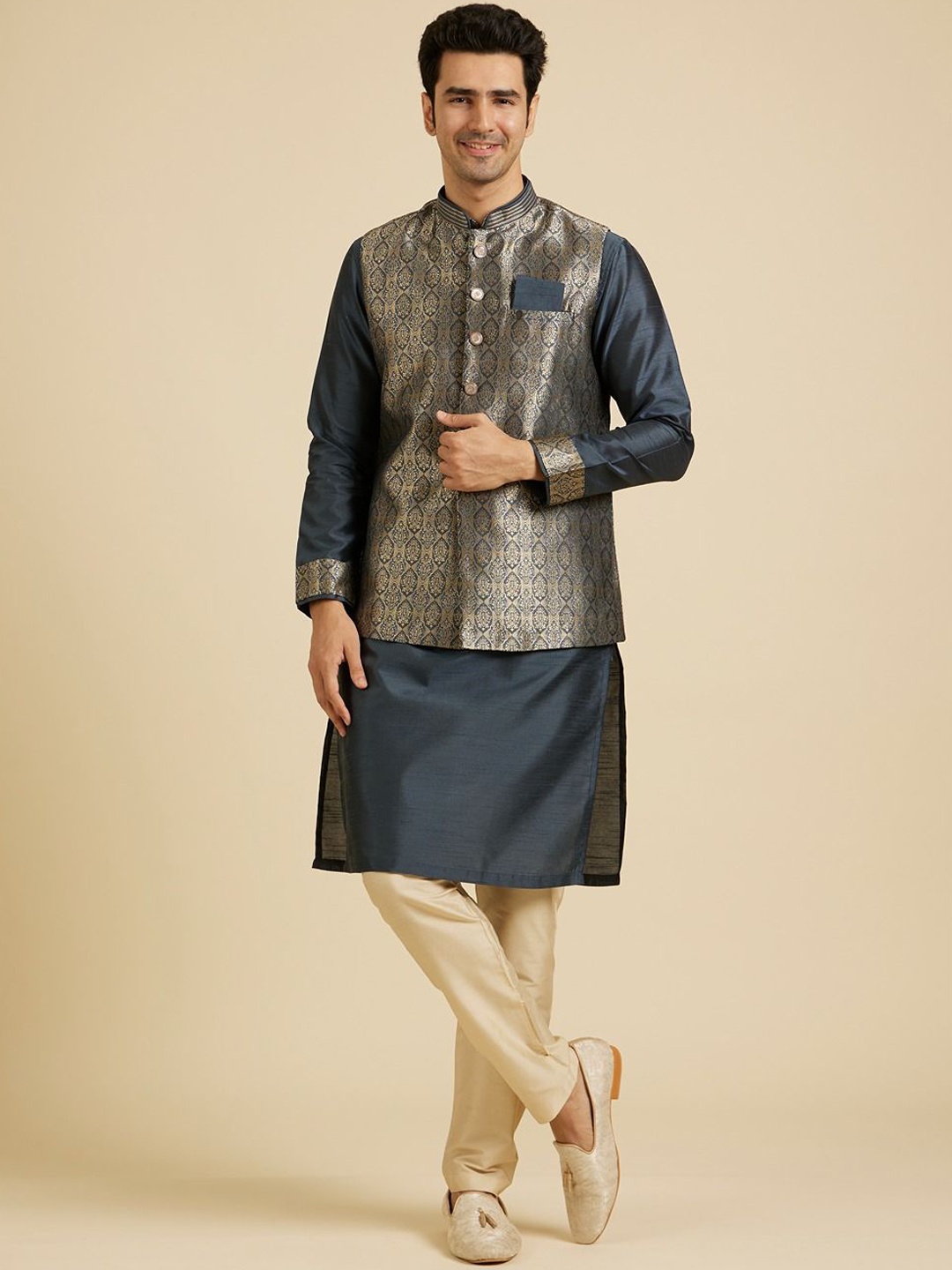 

Manyavar Grey & cream-coloured solid Kurta and Pyjamas with Jacket