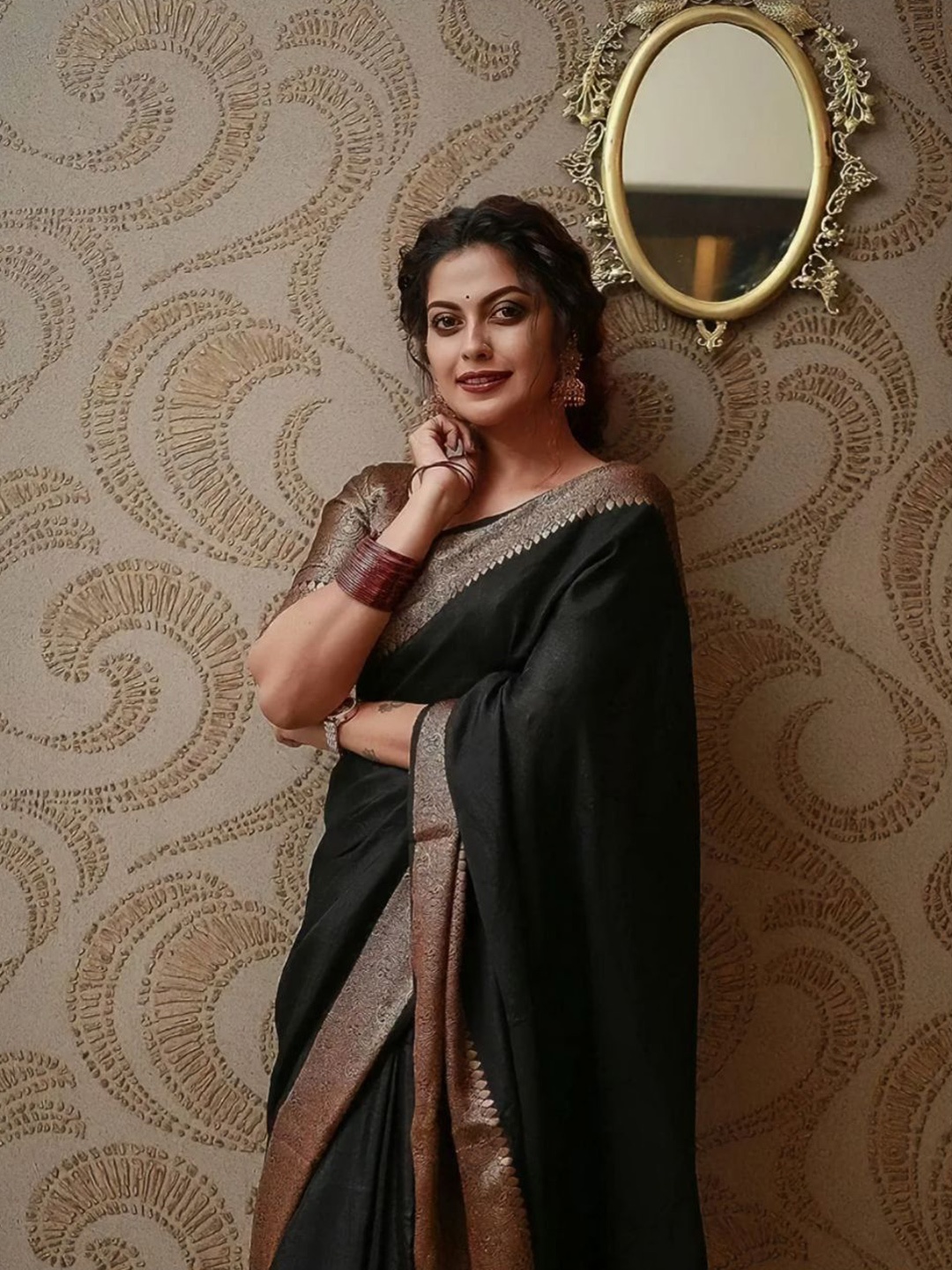 

Wuxi Woven Design Zari Pure Silk Ready to Wear Banarasi Saree, Black