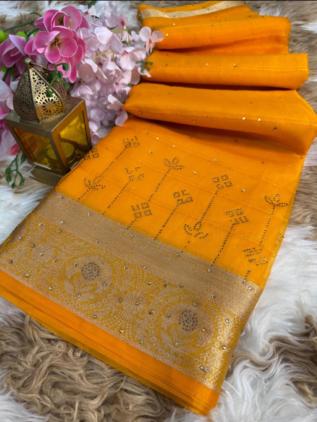 

DIVASTRI Embellished Beads and Stones Organza Banarasi Saree, Yellow