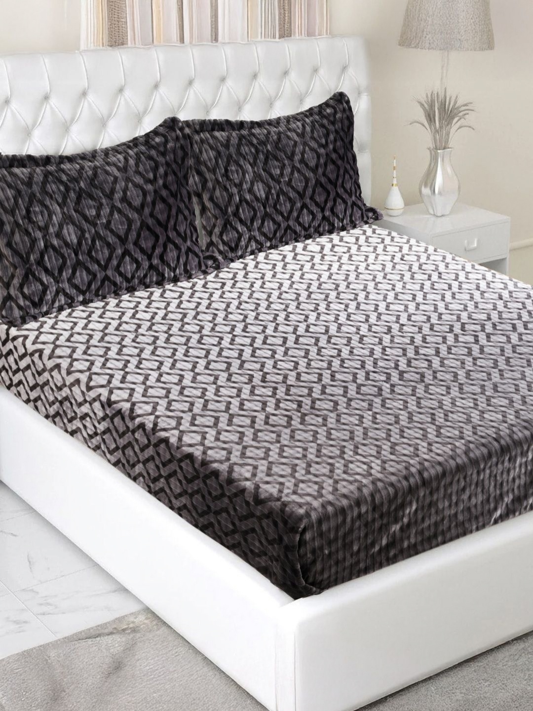 

GAPU & BALY Charcoal & White Geometric 300 TC Wool Queen Bedsheet Set 1.83 m x 1.98 m