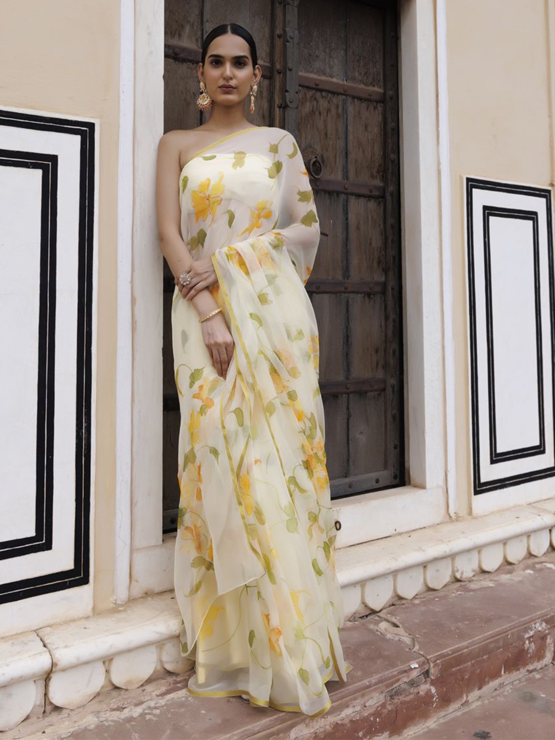 

Geroo Luxe Floral Printed Zari Saree, Yellow