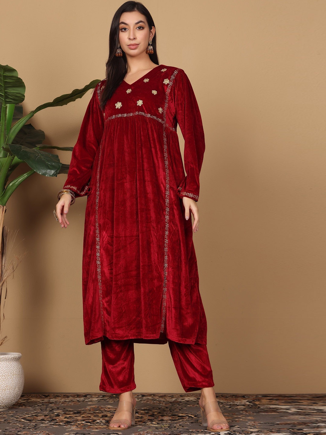 

KAANCHIE NANGGIA Floral Embroidered Velvet A Line Kurta with Palazzos, Maroon