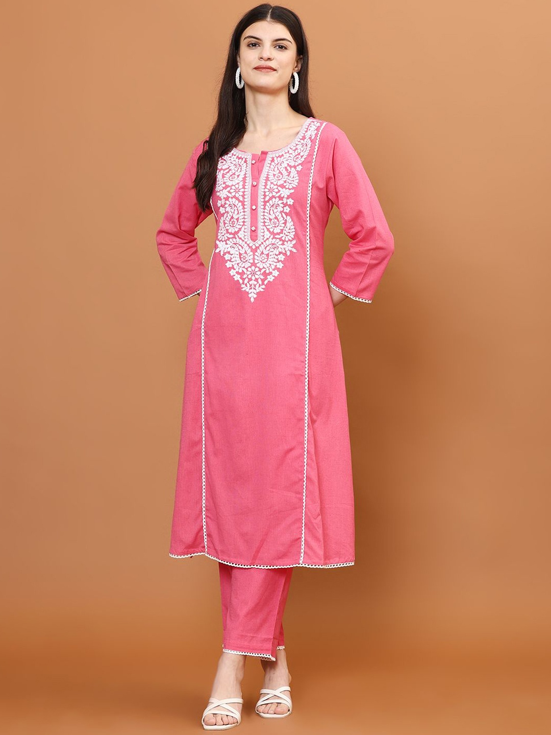 

Meena Bazaar Paisley Embroidered Round Neck Panelled Straight Kurta With Trouser, Pink