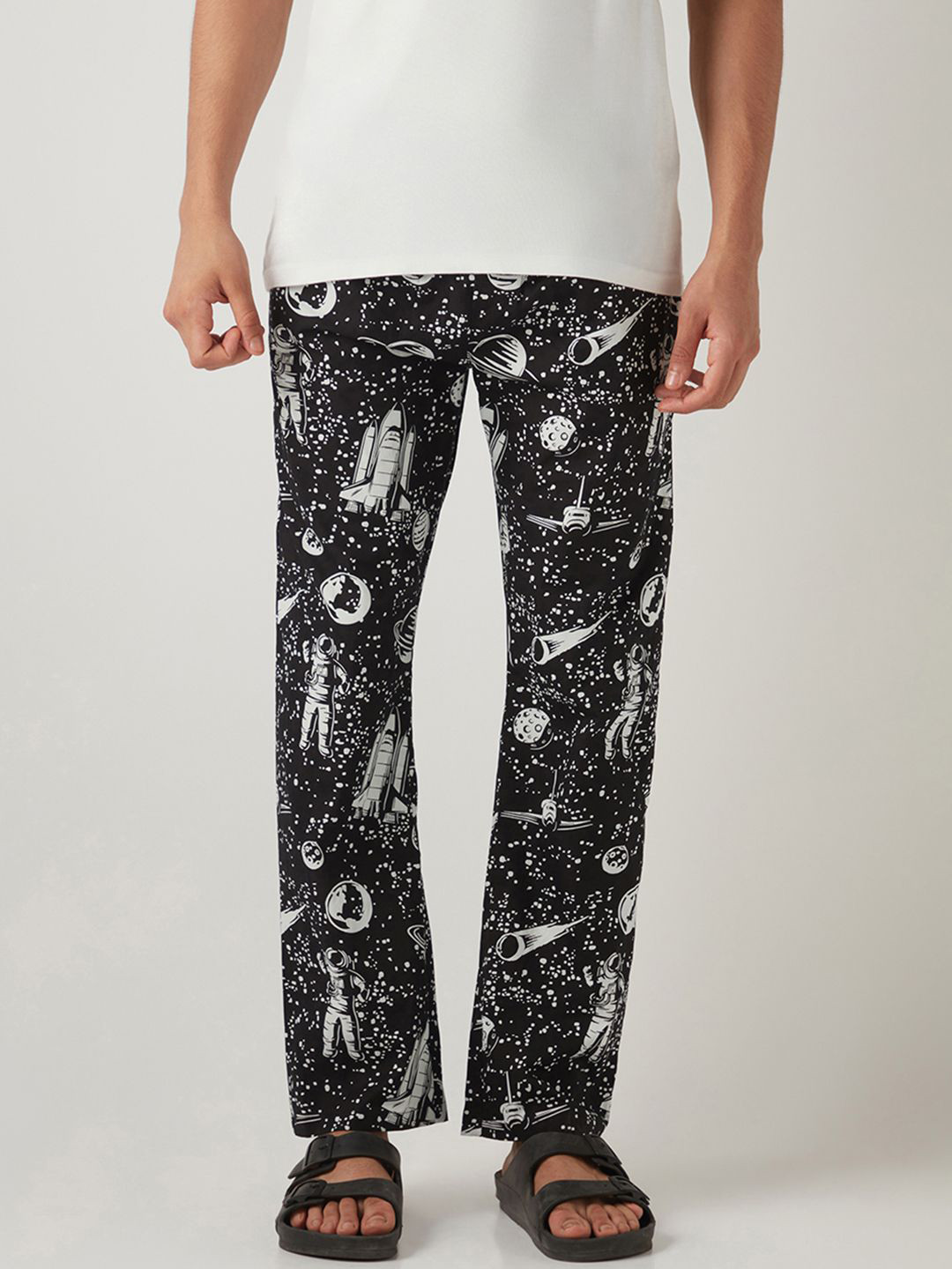 

Bewakoof Men All Over Printed Lounge Pants, Black