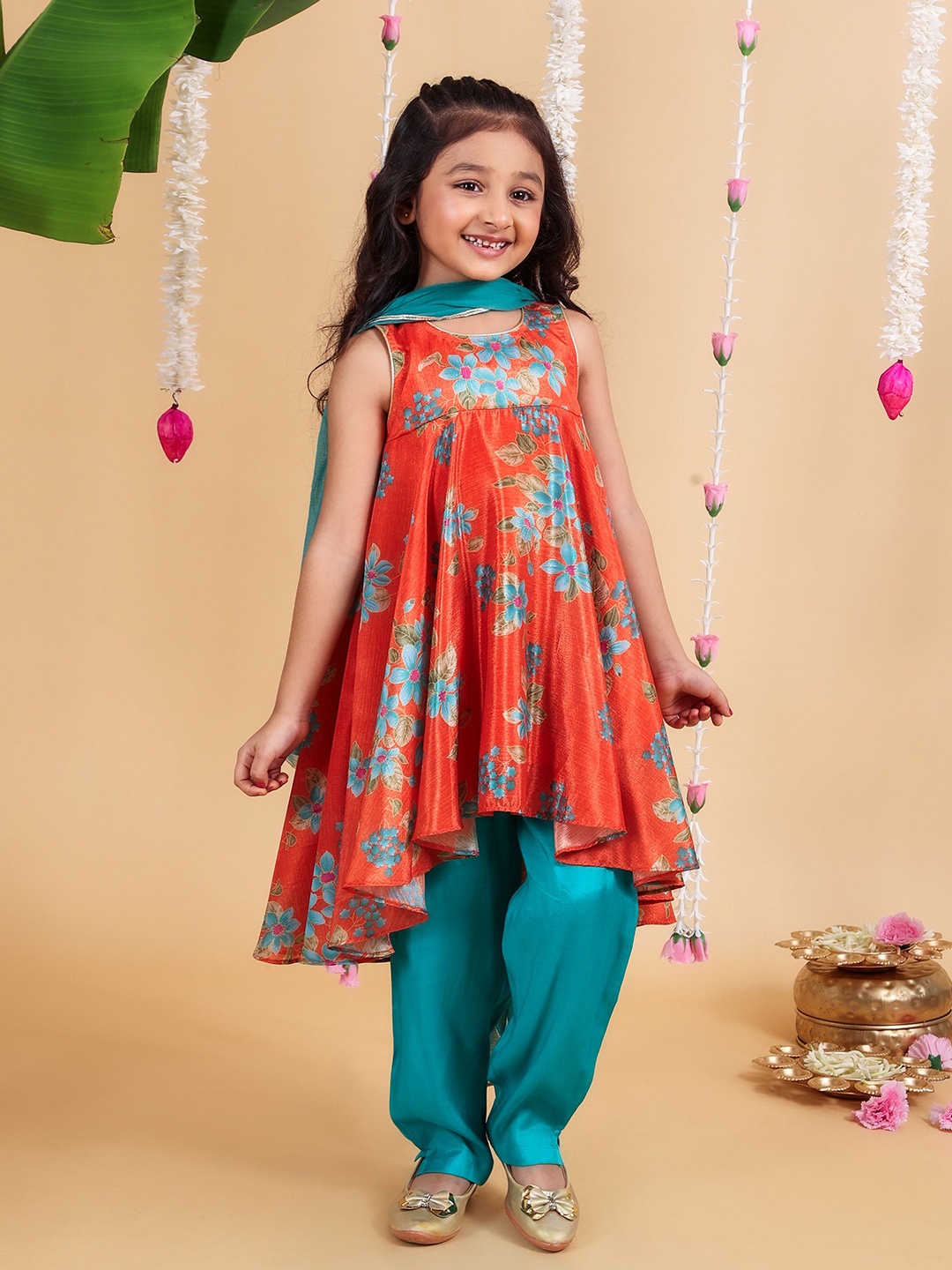 

MASTARANG Girls Round Neck Floral Printed Sleeveless Anarkali Kurta & Trouser with Dupatta, Orange