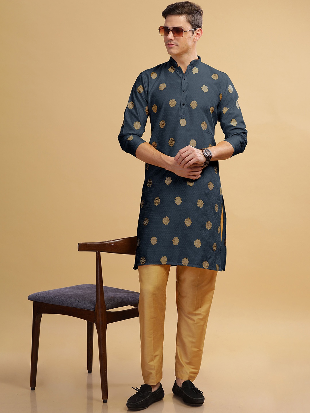 

Anouk Grey Floral Woven Design Pure Cotton Straight Kurta