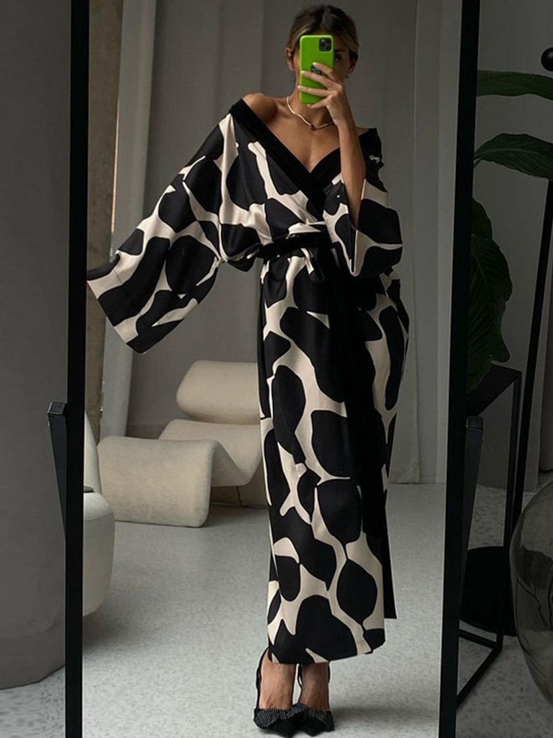 

LULU & SKY Animal Printed Kimono Sleeves Maxi Robe, Black