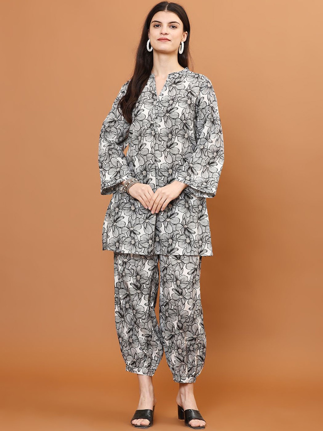 

Meena Bazaar Floral Printed Mandarin Collar Long Sleeves Regular Kurta With Patiala, Cream