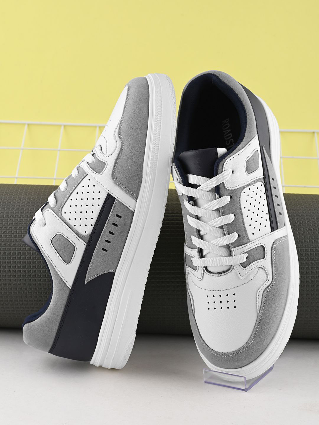 

The Roadster Lifestyle Co. Men Colourblocked Comfortable Sneakers, White