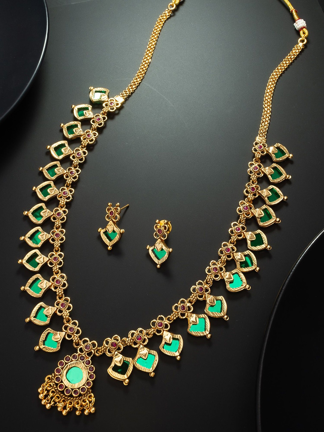 

aadita Kundan Stone Studded & Beaded Jewellery Set, Gold