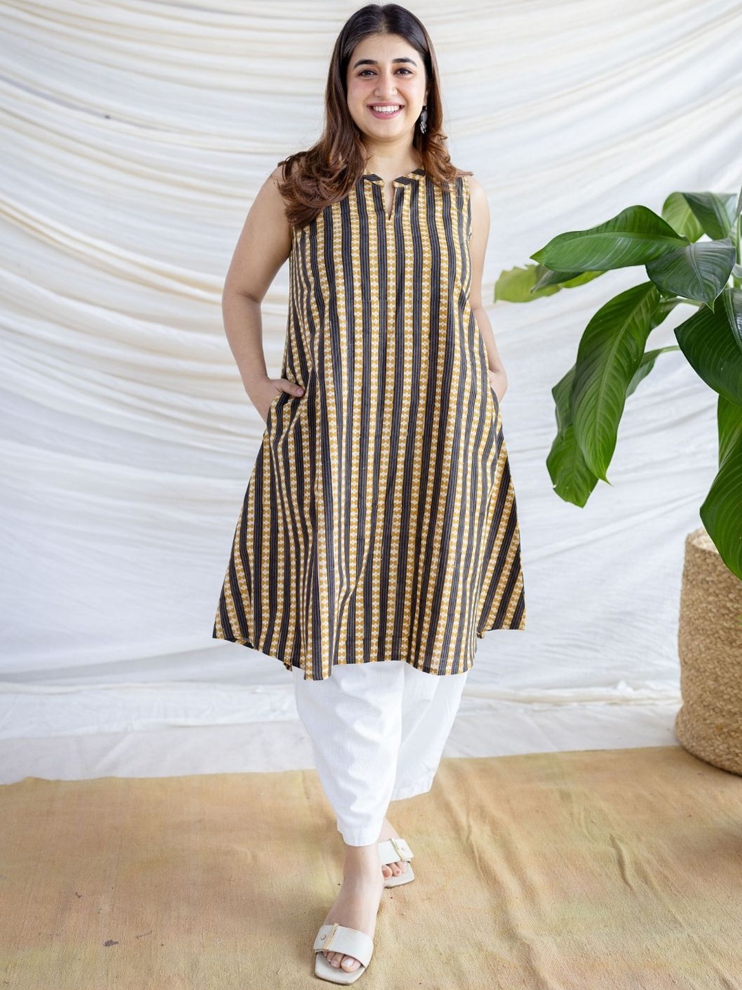 

THE INDIAN ETHNIC CO Printed Thread Work Block Print Cotton Straight Kurta, Black