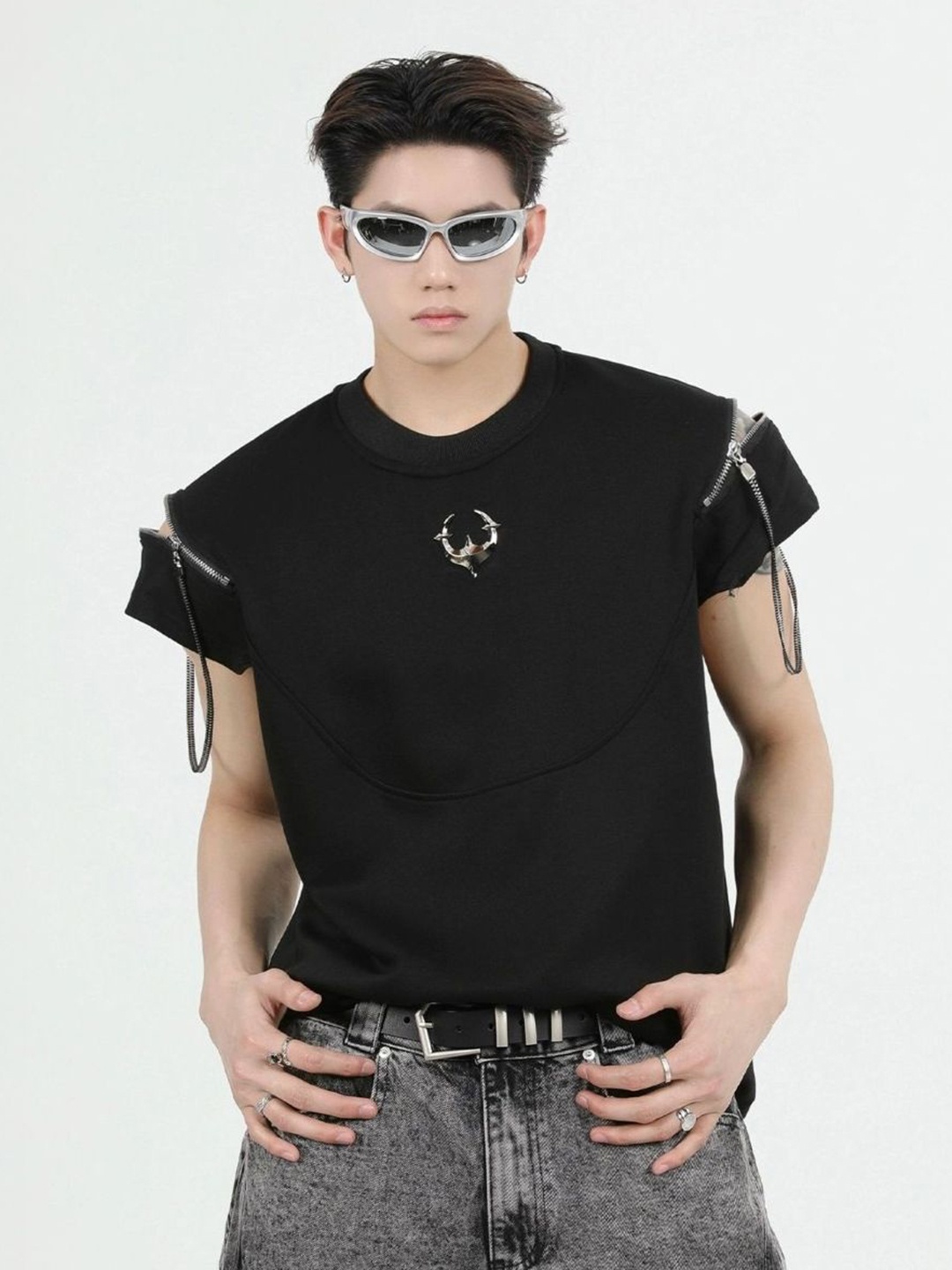 

HERE&NOW Men Graphic Printed Round Neck Cotton T-shirt, Black