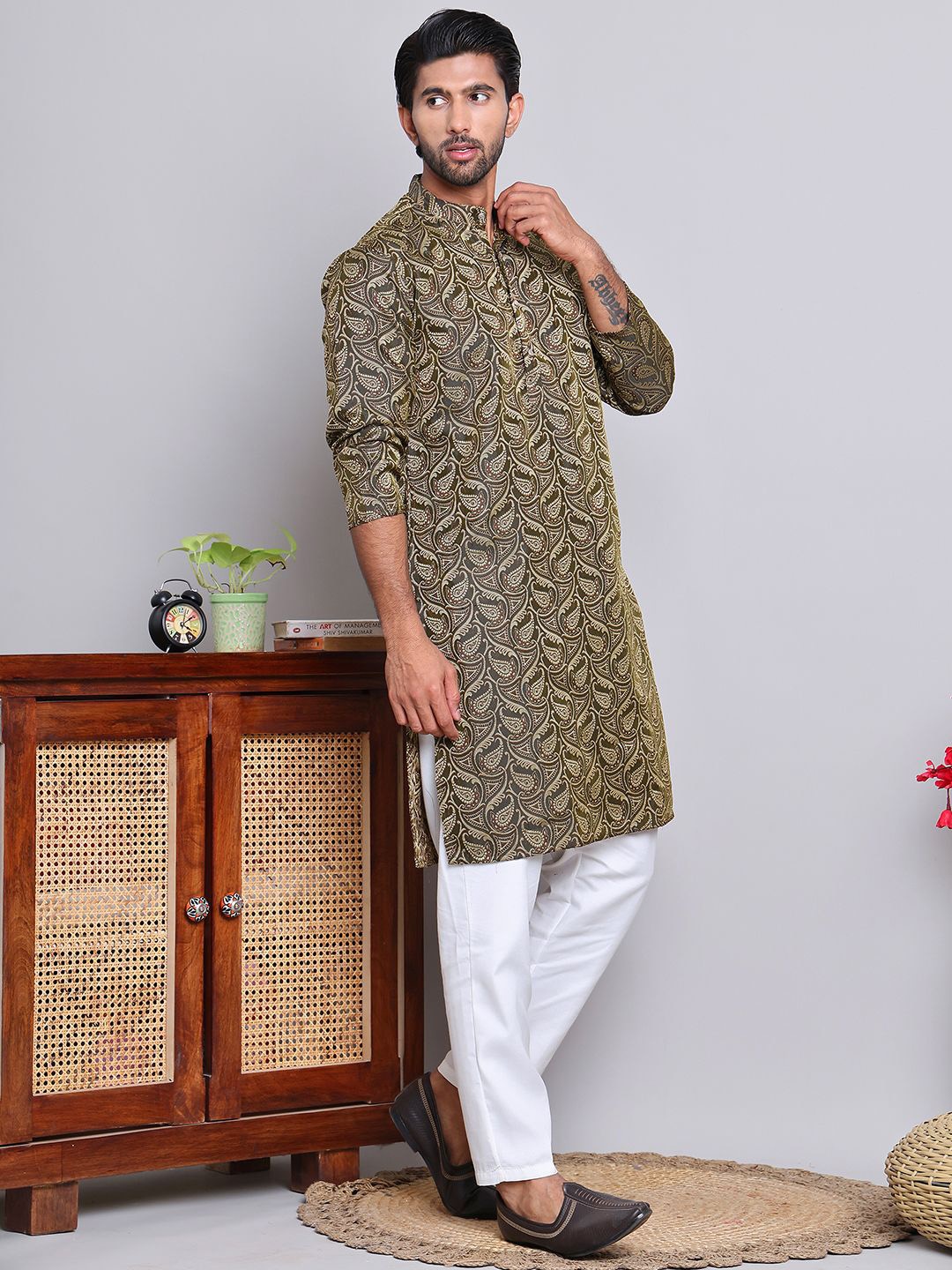 

Jompers Paisley Woven Design Mandarin Collar Jacquard Weave Silk Cotton Kurta with Pyjamas, Black