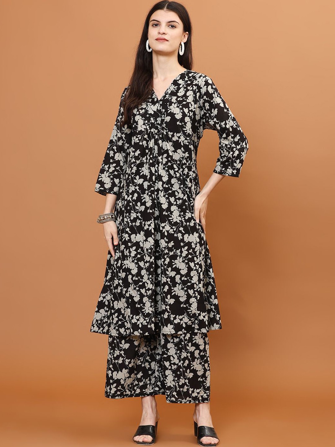 

Meena Bazaar Floral Printed A Line Kurta with Palazzos, Black