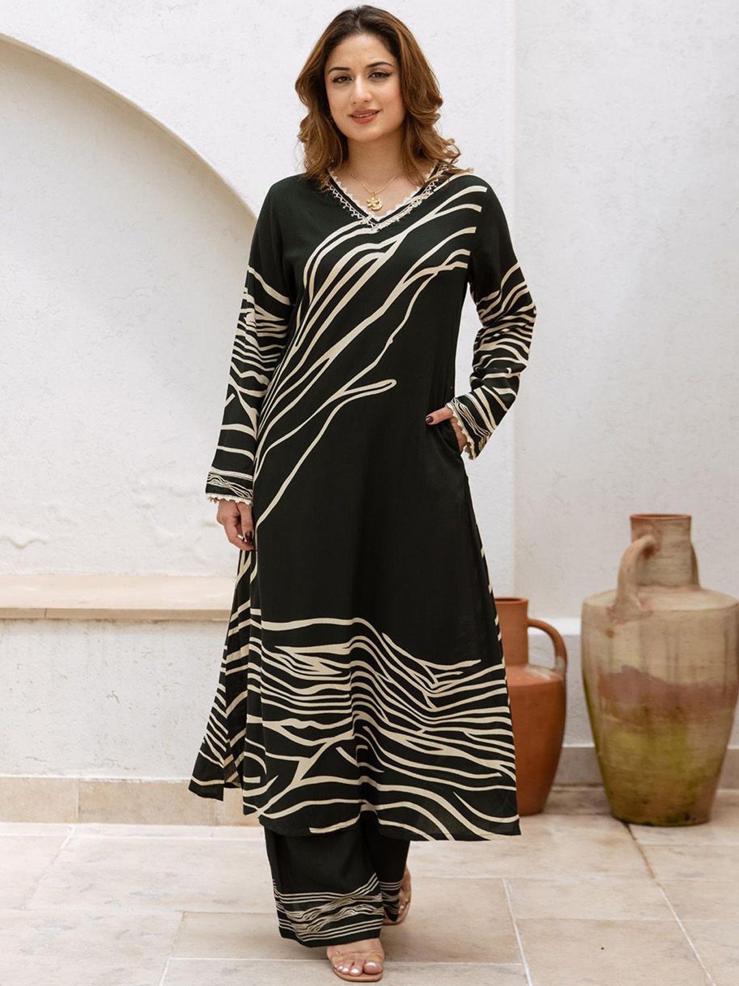 

Meena Bazaar Abstract Printed V-Neck Long Sleeves Thread Work A-Line Kurta With Palazzo, Green