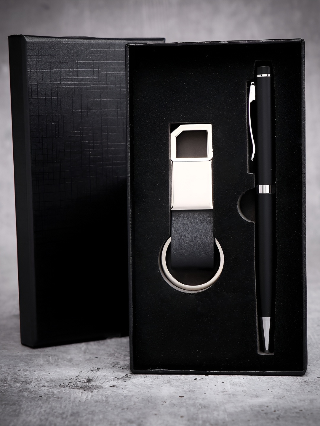 

Archies Black Keychain & Pen Gift Set