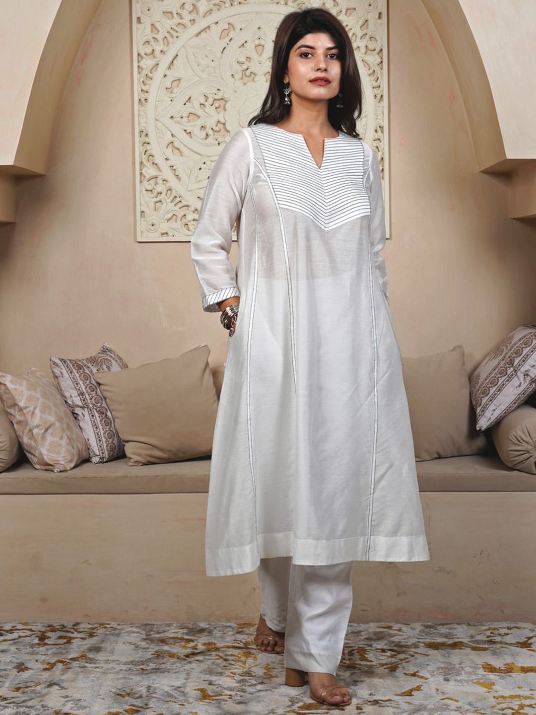 

IMRIE India Geometric Yoke Design Regular A-Line Kurta with Trousers, White