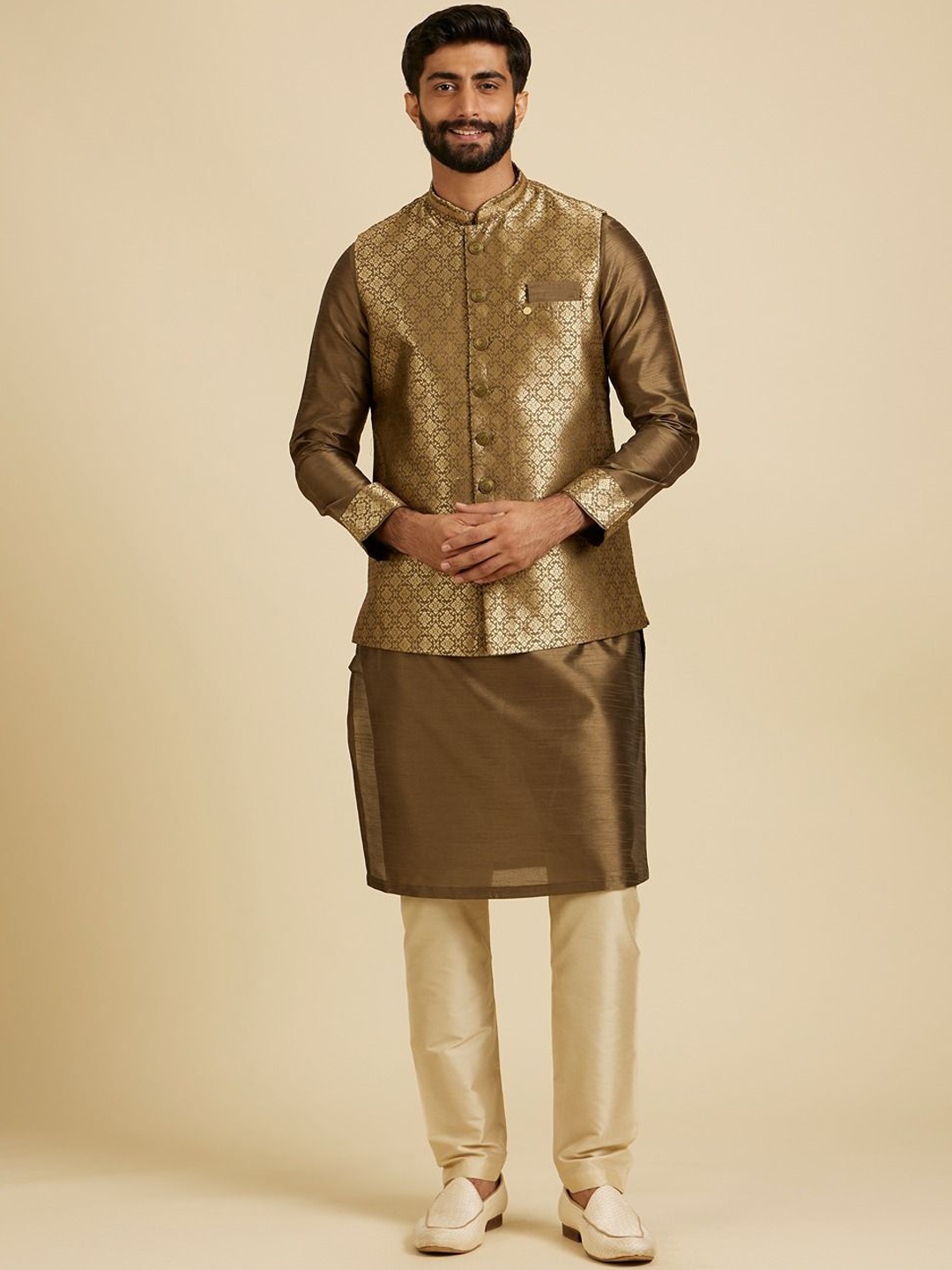 

Manyavar Mandarin Collar Straight Kurta With Pyjama and Nehru jacket, Green