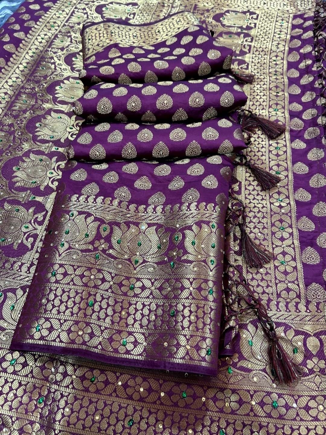 

DIVASTRI Woven Design Beads and Stones Banarasi Saree, Purple