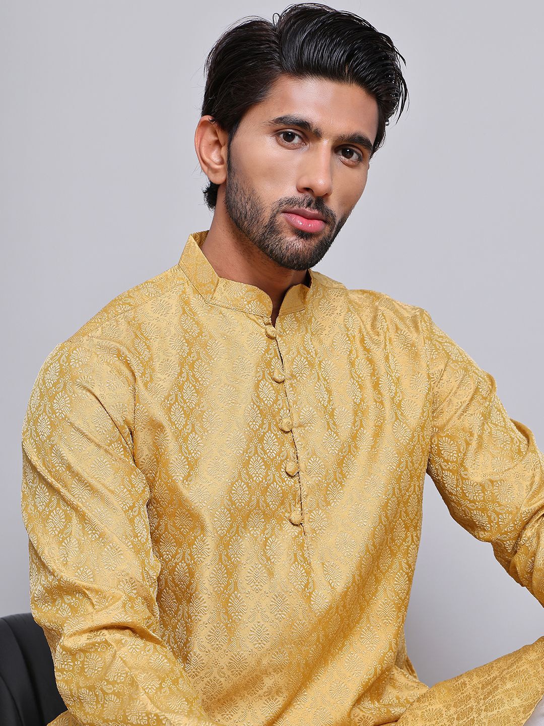 

Jompers Ethnic Motifs Woven Design Mandarin Collar Straight Kurta With Trousers, Gold