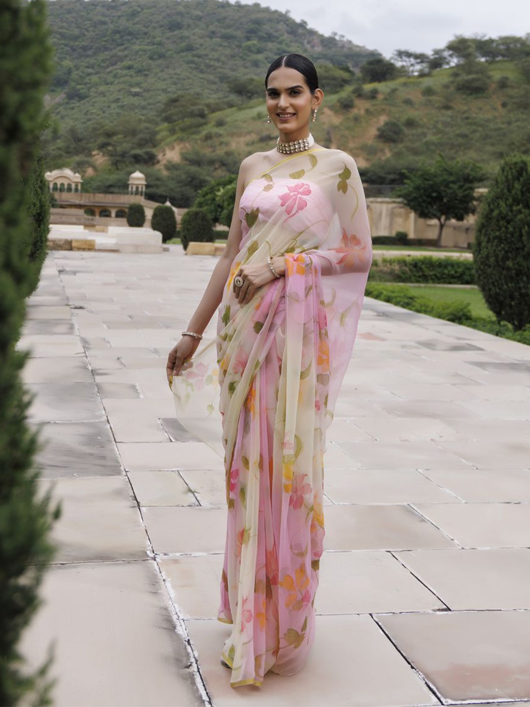 

Geroo Luxe Floral Printed Zari Saree, White