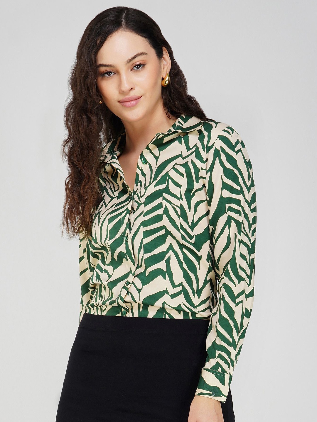 

Street22 Women Classic Fit Spread Collar Abstract Printed Casual Shirt, Green