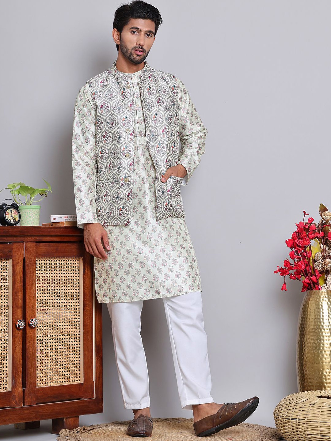 

Jompers Floral Printed Regular Straight Kurta with Pyjamas, Green