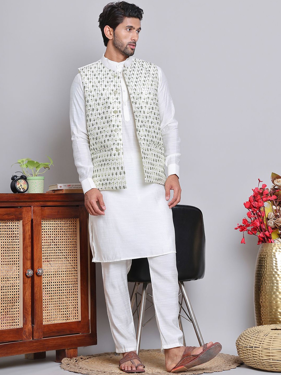 

Jompers Floral Embroidered Regular Chikankari Straight Kurta with Pyjamas, White