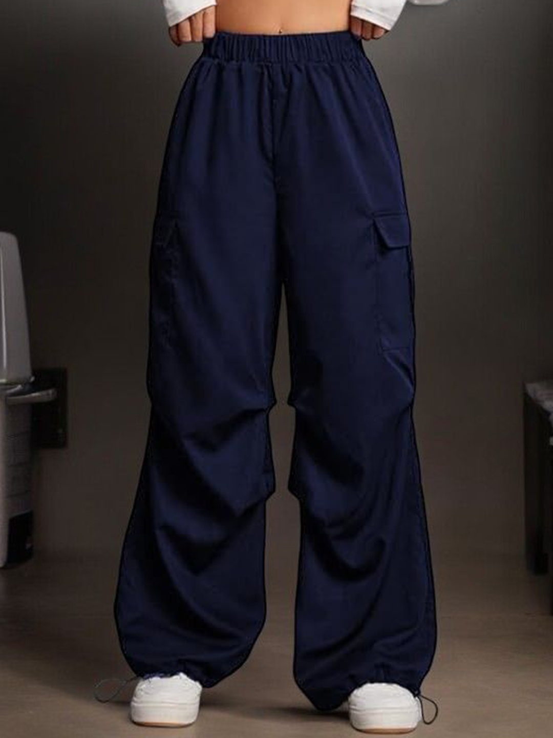 

The Roadster Lifestyle Co Women Loose-Fit Parachute Trousers, Navy blue