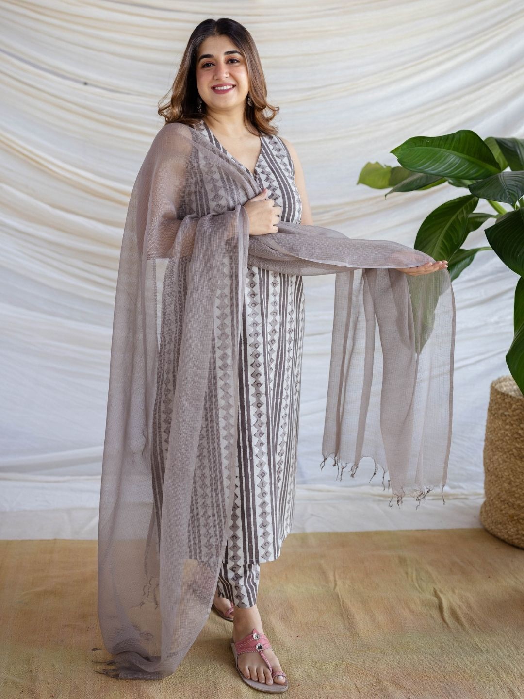

THE INDIAN ETHNIC CO Tasselled Cotton Dupatta, Grey